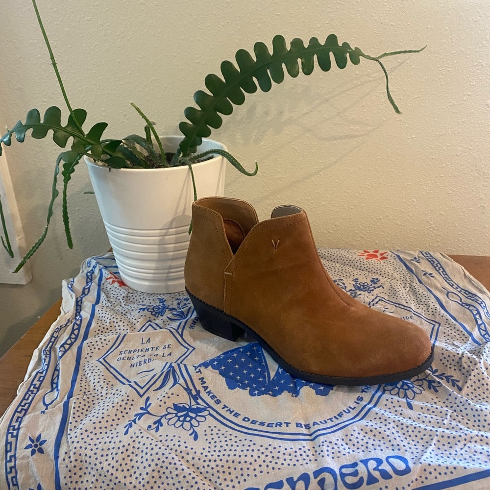 Perfect ankle booties to complete any outfit! - Picture 3 of 3